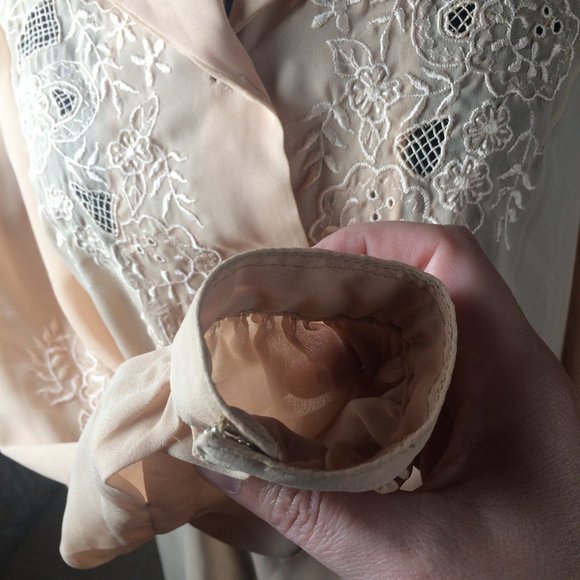 Vintage victorian inspired cream small blouse with embroideries and long sleeves - Picture 5 of 5